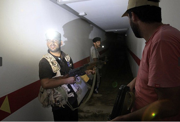 Cảnh phiến quân xâm nhập vào boongke bí mật của đại tá Gaddafi Cảnh phiến quân xâm nhập vào boongke bí mật của đại tá Gaddafi