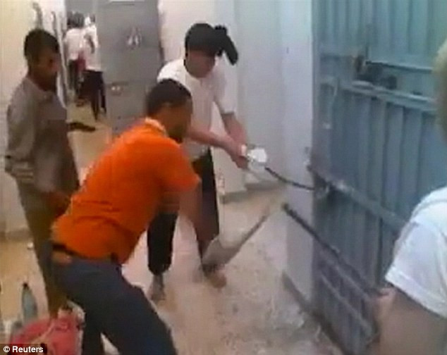 Cảnh phiến quân xâm nhập vào boongke bí mật của đại tá Gaddafi Cảnh phiến quân xâm nhập vào boongke bí mật của đại tá Gaddafi