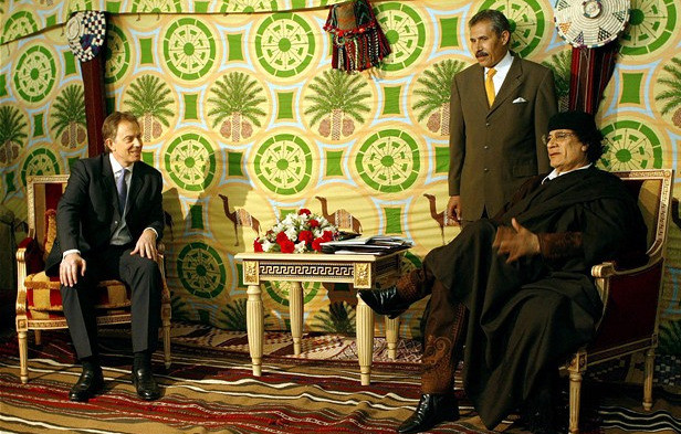 Sau khi tốt nghiệp năm 1965, ông được gửi tới Anh Quốc để tiếp tục học tại Staff College của Quân đội Anh, hiện là Joint Services Command and Staff College, về nước năm 1966 với tư cách một sĩ quan uỷ nhiệm trong Signal Corps. Sau khi tốt nghiệp năm 1965, ông được gửi tới Anh Quốc để tiếp tục học tại Staff College của Quân đội Anh, hiện là Joint Services Command and Staff College, về nước năm 1966 với tư cách một sĩ quan uỷ nhiệm trong Signal Corps.