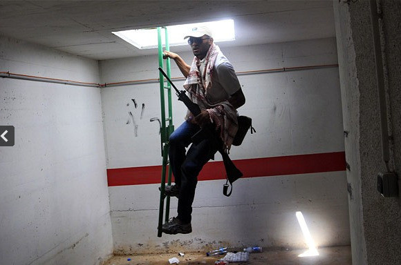 Cảnh phiến quân xâm nhập vào boongke bí mật của đại tá Gaddafi Cảnh phiến quân xâm nhập vào boongke bí mật của đại tá Gaddafi