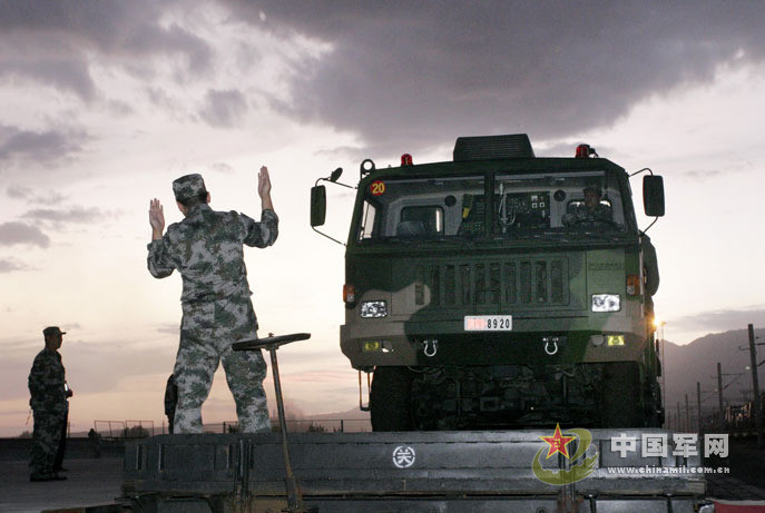 Trung Quốc diễn tập bắn tên lửa phòng không trên sa mạc Gobi