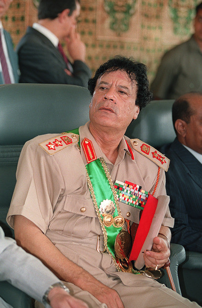 Gaddafi là con út trong một gia đình nông dân. Theo chính thức cha ông là Mohammed Abdul Salam bin Hamed bin Mohammed Al-Gaddafi, còn gọi là Abu Meniar (mất năm 1985). Tuy nhiên trong The Times có thông tin về khả năng cha thực của ông là một sĩ quan Pháp. Mẹ ông là Aisha Bin Niran. Ít điều được biết về tuổi thơ của Gaddafi. Gaddafi là con út trong một gia đình nông dân. Theo chính thức cha ông là Mohammed Abdul Salam bin Hamed bin Mohammed Al-Gaddafi, còn gọi là Abu Meniar (mất năm 1985). Tuy nhiên trong The Times có thông tin về khả năng cha thực của ông là một sĩ quan Pháp. Mẹ ông là Aisha Bin Niran. Ít điều được biết về tuổi thơ của Gaddafi.
