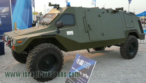 Trọng lượng xe không tải: 4.600 KG Trọng lượng xe không tải: 4.600 KG