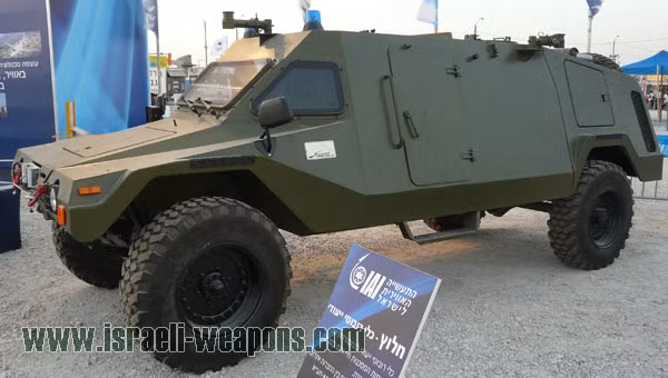 Trọng lượng xe không tải: 4.600 KG Trọng lượng xe không tải: 4.600 KG