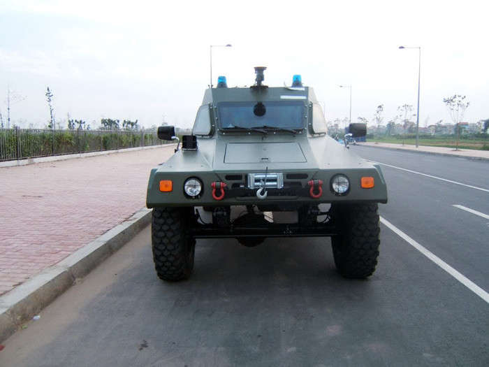 Xe bọc thép chống mìn, trinh sát và cảnh báo Ram 2000 Xuất hiện lần đầu tiên trên đường phố vào tháng 11/2006 khi lực lượng an ninh làm nhiệm vụ bảo vệ sự an toàn của các lãnh đạo quốc tế đến tham gia Diễn đàn kinh tế châu Á - Thái Bình Dương (APEC) 2006 được tổ chức tại Hà Nội. Xe bọc thép chống mìn, trinh sát và cảnh báo Ram 2000 Xuất hiện lần đầu tiên trên đường phố vào tháng 11/2006 khi lực lượng an ninh làm nhiệm vụ bảo vệ sự an toàn của các lãnh đạo quốc tế đến tham gia Diễn đàn kinh tế châu Á - Thái Bình Dương (APEC) 2006 được tổ chức tại Hà Nội.