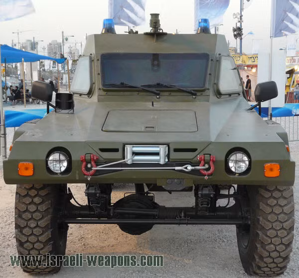 Với khả năng đi trên mọi địa hình, một tỷ lệ công suất đối với trọng lượng là 28.6:1 và tính năng bảo vệ cao nhờ bọc thép, Ram 2000 vượt trội như là một loại xe hỗ trợ bộ binh được cơ giới hoá trong các nhiệm vụ quân sự khác nhau. Với khả năng đi trên mọi địa hình, một tỷ lệ công suất đối với trọng lượng là 28.6:1 và tính năng bảo vệ cao nhờ bọc thép, Ram 2000 vượt trội như là một loại xe hỗ trợ bộ binh được cơ giới hoá trong các nhiệm vụ quân sự khác nhau.