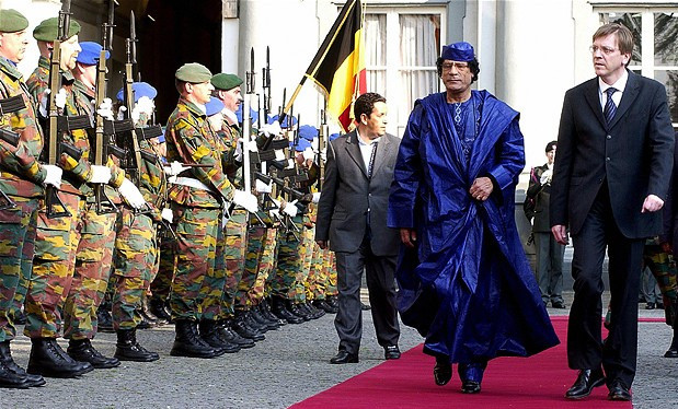 Ngày 1 tháng 9 năm 1969, một nhóm sĩ quan quân đội nhỏ do Gaddafi lãnh đạo tổ chức một cuộc đảo chính không đổ máu chống lại Vua Idris I, khi ông đang ở Kamena Vourla, một khu resort tại Hy Lạp, để điều trị y tế. Ngày 1 tháng 9 năm 1969, một nhóm sĩ quan quân đội nhỏ do Gaddafi lãnh đạo tổ chức một cuộc đảo chính không đổ máu chống lại Vua Idris I, khi ông đang ở Kamena Vourla, một khu resort tại Hy Lạp, để điều trị y tế.