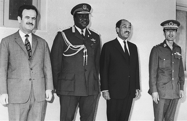 Từ năm 1972, khi Gaddafi thôi giữ chức thủ tướng, ông đã được gán các danh hiệu "Người hướng dẫn cuộc Cách mạng Vĩ đại tháng 9 đầu tiên của Libya Nhân dân Xã hội chủ nghĩa Ả Rập Jamahiriya" hay "Lãnh đạo và Người hướng dẫn Anh em của cuộc Cách mạng" trong các văn kiện của nhà nước và báo chí chính thức. Từ năm 1972, khi Gaddafi thôi giữ chức thủ tướng, ông đã được gán các danh hiệu "Người hướng dẫn cuộc Cách mạng Vĩ đại tháng 9 đầu tiên của Libya Nhân dân Xã hội chủ nghĩa Ả Rập Jamahiriya" hay "Lãnh đạo và Người hướng dẫn Anh em của cuộc Cách mạng" trong các văn kiện của nhà nước và báo chí chính thức.