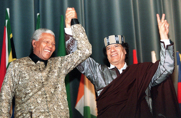 Khi còn nhỏ ông được các bạn gọi là 'al-jamil' hay 'người đẹp trai'. Ông lớn lên tại vùng sa mạc Sirte. Ông tiếp thu một nền giáo dục tiểu học tôn giáo truyền thống và vào trường dự bị Sebha ở Fezzan từ năm 1956 đến năm 1961. Khi còn nhỏ ông được các bạn gọi là 'al-jamil' hay 'người đẹp trai'. Ông lớn lên tại vùng sa mạc Sirte. Ông tiếp thu một nền giáo dục tiểu học tôn giáo truyền thống và vào trường dự bị Sebha ở Fezzan từ năm 1956 đến năm 1961.