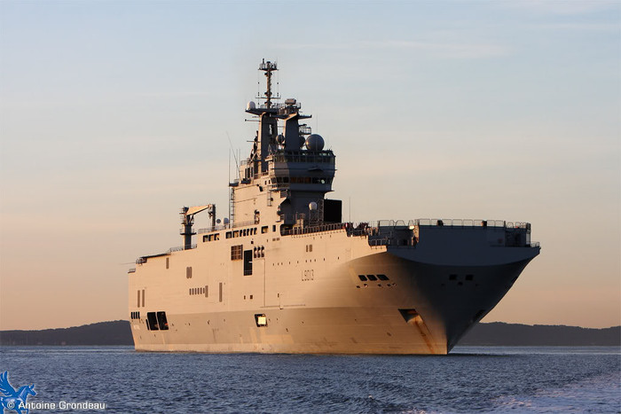 Siêu hạm đổ bộ L-9013 "Mistral"