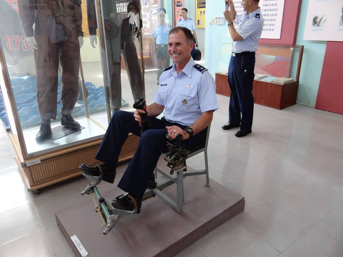 Một sỹ quan Mỹ chụp hình với hiện vật ghế ngồi phi công trên máy bay của VN Một sỹ quan Mỹ chụp hình với hiện vật ghế ngồi phi công trên máy bay của VN