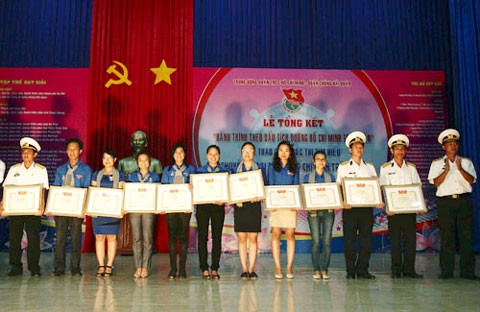 Các cá nhân xuất sắc của chuyến hành trình nhận bằng khen của Trung ương đoàn.