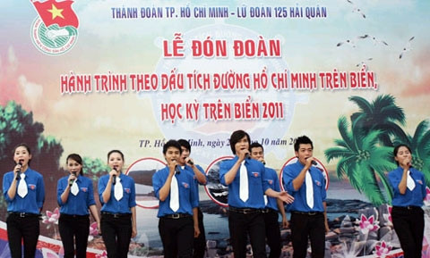 Tiết mục văn nghệ chào đón đoàn hành trình tại sân cảng Lữ đoàn 171.