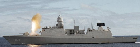 Hộ vệ hạm lớp Provincien của Hà Lan đang phóng tên lửa phòng không SM-2. Hộ vệ hạm lớp Provincien của Hà Lan đang phóng tên lửa phòng không SM-2.