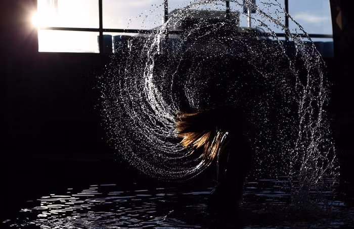 Cảnh một vận động viên bơi lội của Mỹ vẩy tóc trong bể bơi. Cảnh một vận động viên bơi lội của Mỹ vẩy tóc trong bể bơi.