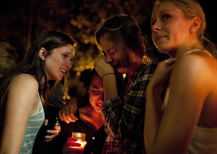 Tưởng nhớ các nạn nhân thiệt mạng trong vụ bắn giết kinh hoàng ở Seal Beach, California. Tưởng nhớ các nạn nhân thiệt mạng trong vụ bắn giết kinh hoàng ở Seal Beach, California.