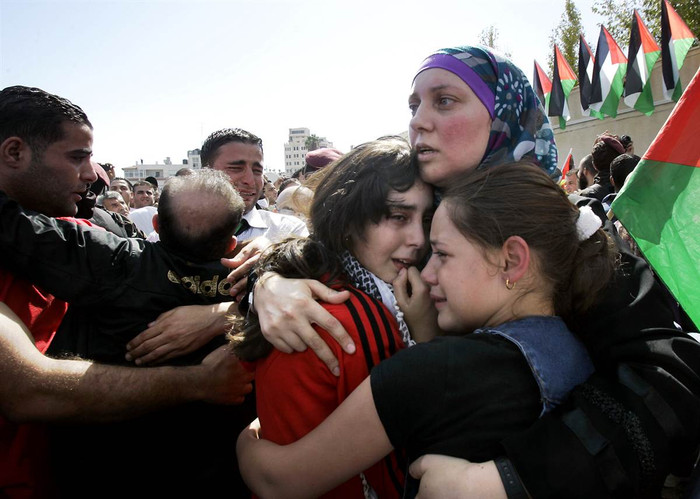Cảnh đoàn tụ của những tù nhân Palestine và người thân sau khi được phóng thích nhờ việc trao đổi tù nhân với Israel. Cảnh đoàn tụ của những tù nhân Palestine và người thân sau khi được phóng thích nhờ việc trao đổi tù nhân với Israel.