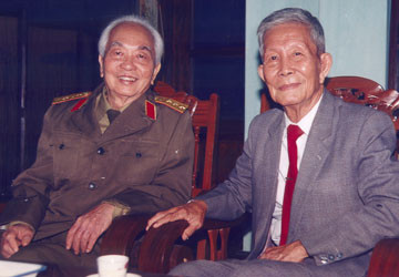 Giáo sư Trần Văn Giàu và Đại tướng Võ Nguyên Giáp. Ảnh: Nguyễn Đình Toán Giáo sư Trần Văn Giàu và Đại tướng Võ Nguyên Giáp. Ảnh: Nguyễn Đình Toán