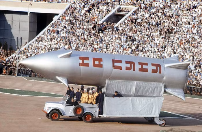 Những bức ảnh này được chụp bời nhà báo Mỹ Stan Wayman vào năm 1963 khi người Liên Xô đang tưng bừng tổ chức ngày hội thể thao của mình.