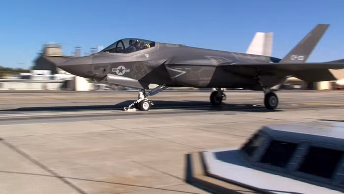 Một chiếc tiêm kích F-35C Lightning II của quân đội Mỹ đang thử nghiệm hệ thống phóng điện từ trường dự định sẽ được lắp đặt trên tàu sân bay USS Gerald R. Ford (CVN 78) trong thời gian tới (ảnh chụp tại căn cứ McGuire-Dix-Lakehurst ngày 18/11/2011).