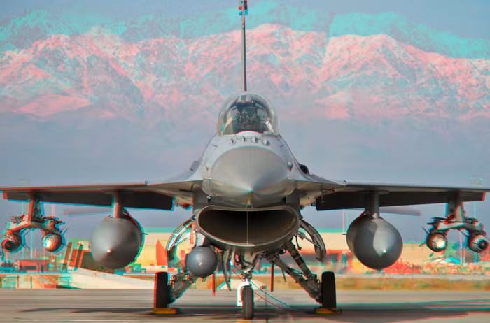 Chuẩn bị cho chiếc F-16C Fighting Falcon của Phi đội tiêm kích số 117 xuất kích từ căn cứ Bagram, Afghanistan.