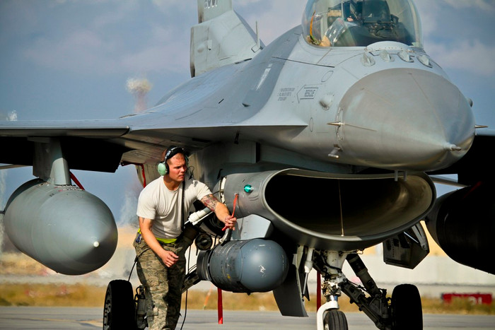 Chuẩn bị cho chiếc F-16C Fighting Falcon của Phi đội tiêm kích số 117 xuất kích từ căn cứ Bagram, Afghanistan.
