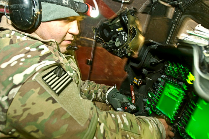 Một chiếc tiêm kích F-35C Lightning II của quân đội Mỹ đang thử nghiệm hệ thống phóng điện từ trường dự định sẽ được lắp đặt trên tàu sân bay USS Gerald R. Ford (CVN 78) trong thời gian tới (ảnh chụp tại căn cứ McGuire-Dix-Lakehurst ngày 18/11/2011).