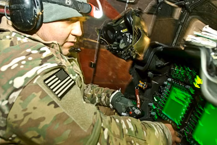 Một chiếc tiêm kích F-35C Lightning II của quân đội Mỹ đang thử nghiệm hệ thống phóng điện từ trường dự định sẽ được lắp đặt trên tàu sân bay USS Gerald R. Ford (CVN 78) trong thời gian tới (ảnh chụp tại căn cứ McGuire-Dix-Lakehurst ngày 18/11/2011).