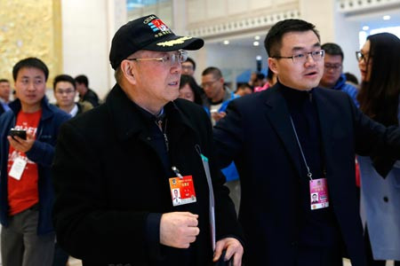 Chuẩn đô đốc Yin Zhuo (bên trái) Chuẩn đô đốc Yin Zhuo (bên trái)