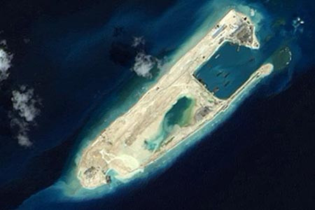 Ảnh vệ tinh lộ rõ đường băng sân bay trên Bãi Đá Chữ Thập