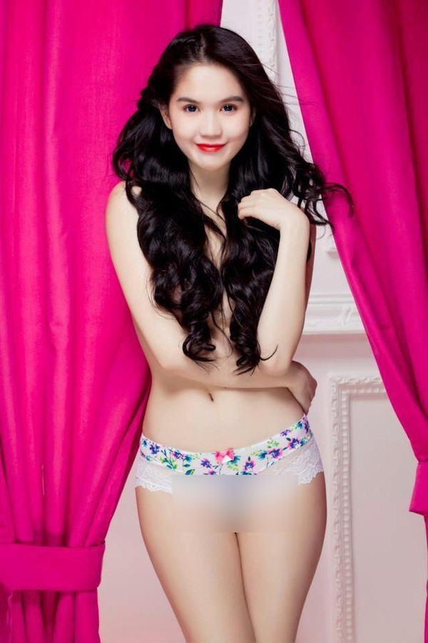 Ngọc Trinh bước vào làng giải trí bằng những bộ hình khoe nội y nóng bỏng Ngọc Trinh bước vào làng giải trí bằng những bộ hình khoe nội y nóng bỏng