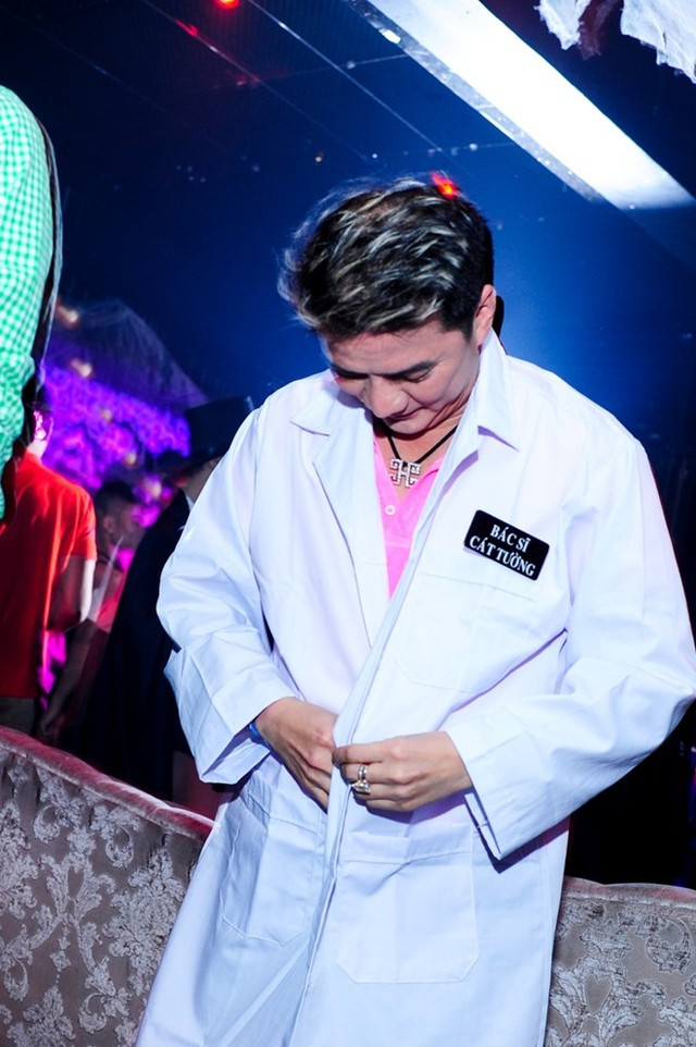 Việc hóa trang thành bác sỹ Cát Tường có thể coi là việc làm bình thường trong lễ hội hóa trang Halloween Việc hóa trang thành bác sỹ Cát Tường có thể coi là việc làm bình thường trong lễ hội hóa trang Halloween