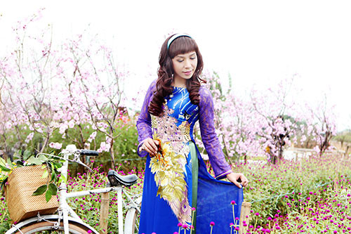 Long Nhật khiến nhiều người ngỡ ngàng vì vẻ nữ tính trong chiếc áo dài Long Nhật khiến nhiều người ngỡ ngàng vì vẻ nữ tính trong chiếc áo dài