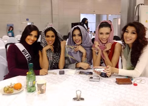 Hình ảnh các Hoa hậu tạo dáng với chiếc khăn rằn khiến nhiều người tự hào