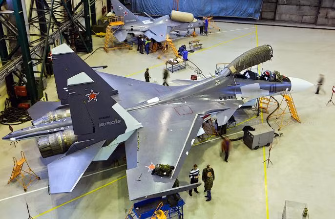 Su-30SM bên trong nhà máy chế tạo hàng không Irkutsk