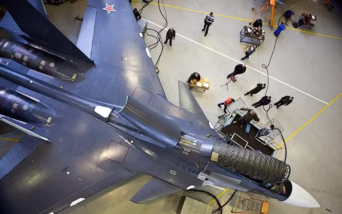Su-30SM bên trong nhà máy chế tạo hàng không Irkutsk