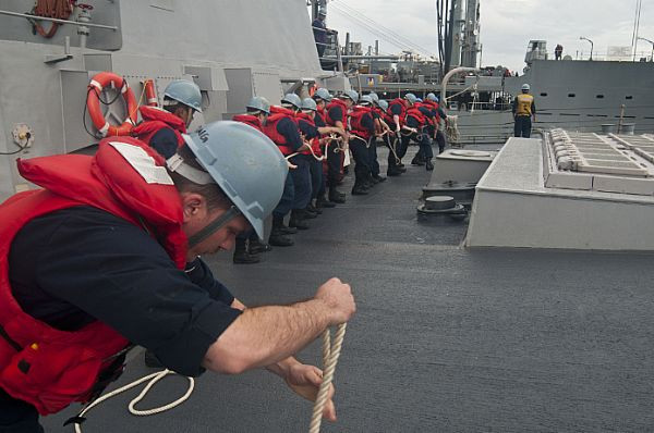 Các thuỷ thủ trên chiến hạm tên lửa USS Mustin (DDG 89), thuộc hạm đội tàu khu trục số 15 đảm nhiệm tuần tra khu vực Tây Thái Bình Dương. Ảnh chụp ngày 7/11/2011 khi USS Mustin (DDG 89) đang có mặt trên Biển Đông/Nam Trung Hoa. Các thuỷ thủ trên chiến hạm tên lửa USS Mustin (DDG 89), thuộc hạm đội tàu khu trục số 15 đảm nhiệm tuần tra khu vực Tây Thái Bình Dương. Ảnh chụp ngày 7/11/2011 khi USS Mustin (DDG 89) đang có mặt trên Biển Đông/Nam Trung Hoa.