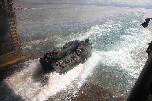 Xe chiến đấu từ chiến hạm đổ bộ USS Oak Hill (LSD 51) cơ động chở thuỷ quân lục chiến trên biển Caribbean. Xe chiến đấu từ chiến hạm đổ bộ USS Oak Hill (LSD 51) cơ động chở thuỷ quân lục chiến trên biển Caribbean.