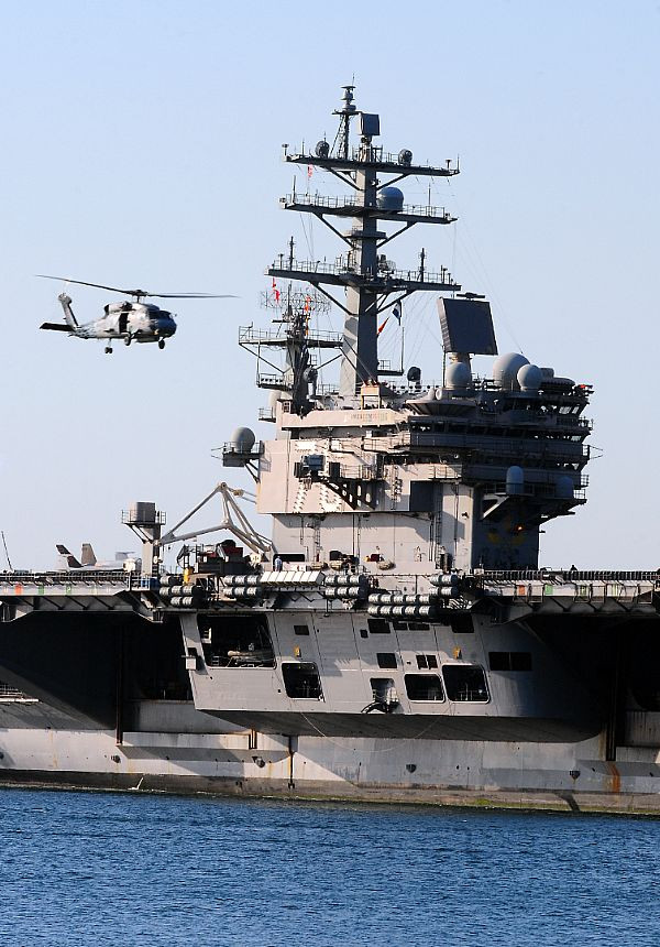 Một chiếc trực thăng SH-60S Sea Hawk đang bay phía trên tàu sân bay USS Ronald Reagan (CVN 76) sau khi tàu sân bay này vừa hoàn thành một cuộc tập trận trên Thái Bình Dương và trở về cảng ở San Diego. Ảnh chụp ngày 3/11/2011. Một chiếc trực thăng SH-60S Sea Hawk đang bay phía trên tàu sân bay USS Ronald Reagan (CVN 76) sau khi tàu sân bay này vừa hoàn thành một cuộc tập trận trên Thái Bình Dương và trở về cảng ở San Diego. Ảnh chụp ngày 3/11/2011.