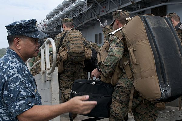 Lực lượng lính thuỷ đánh bộ Mỹ trên tàu đổ bộ USS Essex (LHD 2) trở về căn cứ hải quân White Beach trên đảo Okinawa, Nhật Bản sau khi hoàn thành tập trận với quân đội Philippine trên Biển Đông. Lực lượng lính thuỷ đánh bộ Mỹ trên tàu đổ bộ USS Essex (LHD 2) trở về căn cứ hải quân White Beach trên đảo Okinawa, Nhật Bản sau khi hoàn thành tập trận với quân đội Philippine trên Biển Đông.