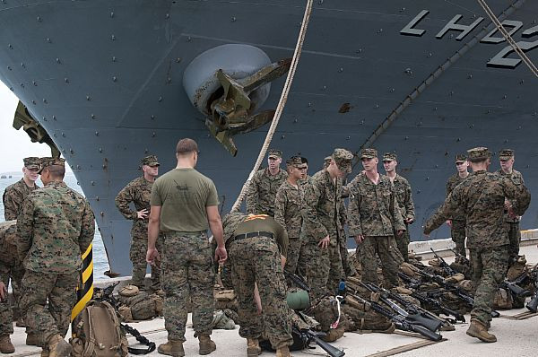 Lực lượng lính thuỷ đánh bộ Mỹ trên tàu đổ bộ USS Essex (LHD 2) trở về căn cứ hải quân White Beach trên đảo Okinawa, Nhật Bản sau khi hoàn thành tập trận với quân đội Philippine trên Biển Đông. Lực lượng lính thuỷ đánh bộ Mỹ trên tàu đổ bộ USS Essex (LHD 2) trở về căn cứ hải quân White Beach trên đảo Okinawa, Nhật Bản sau khi hoàn thành tập trận với quân đội Philippine trên Biển Đông.