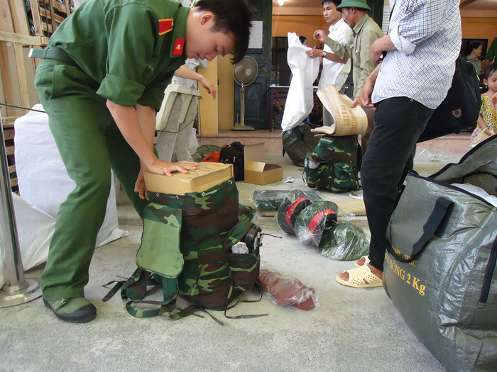 Hộp đựng giày sĩ quan cũng dễ dàng cho vào trong ba lô như những quân tư trang khác. Hộp đựng giày sĩ quan cũng dễ dàng cho vào trong ba lô như những quân tư trang khác.