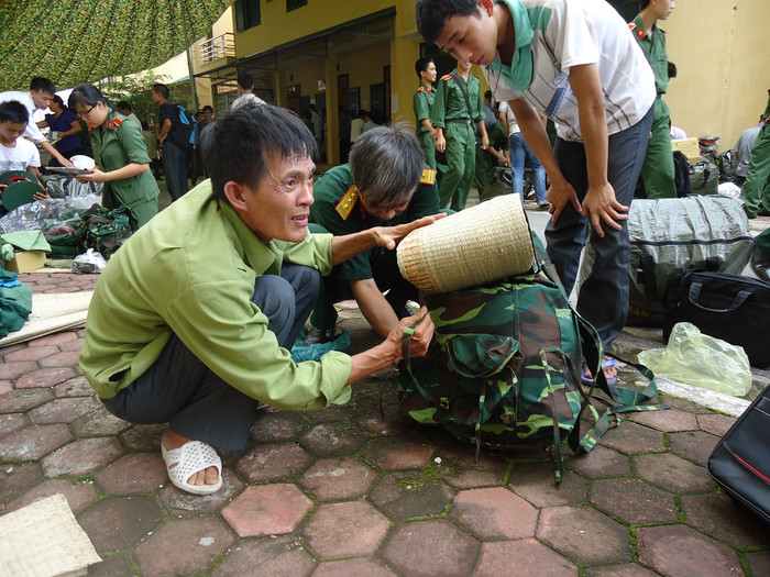 Không phải quân nhân nào cũng vinh dự được thượng tá buộc dây ba lô như thế này đâu! Không phải quân nhân nào cũng vinh dự được thượng tá buộc dây ba lô như thế này đâu!