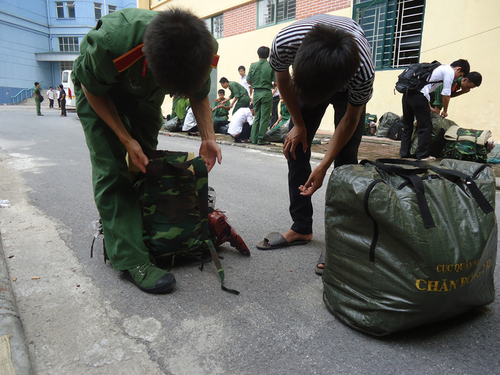 Anh chị học viên khóa trên đang hướng dẫn các em học viên khóa mới cách gói buộc ba lô. Anh chị học viên khóa trên đang hướng dẫn các em học viên khóa mới cách gói buộc ba lô.