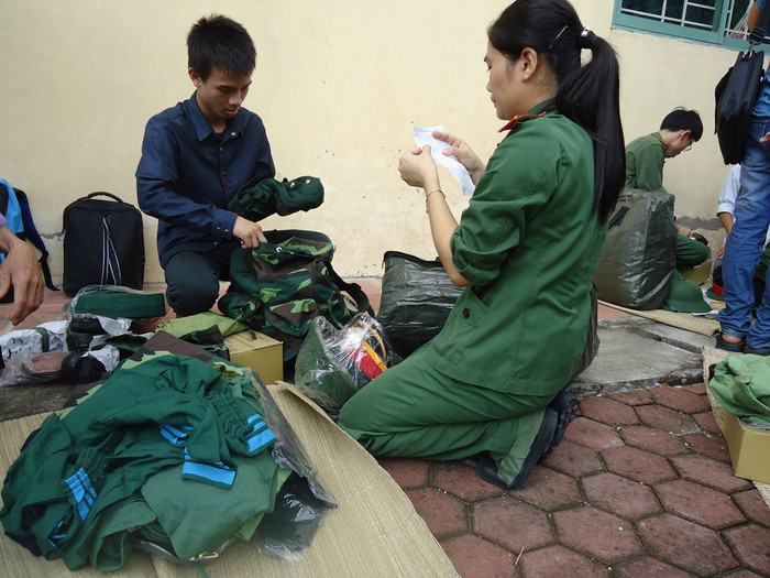 Anh chị học viên khóa trên đang hướng dẫn các em học viên khóa mới cách gói buộc ba lô. Anh chị học viên khóa trên đang hướng dẫn các em học viên khóa mới cách gói buộc ba lô.