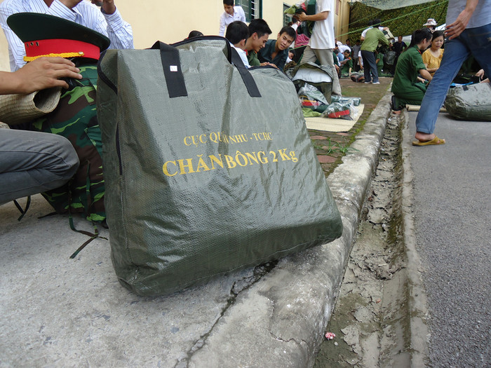 Tuy hơi cồng kềnh nhưng chiếc chăn bông quân nhu này sẽ giúp các em có những mùa đông ấm áp đặc biệt là khi các em huấn luyện ở Lục quân. Tuy hơi cồng kềnh nhưng chiếc chăn bông quân nhu này sẽ giúp các em có những mùa đông ấm áp đặc biệt là khi các em huấn luyện ở Lục quân.