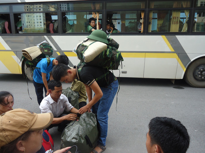 Sau khi sắp xếp đồ đạc xong, các em sẽ được xe Học viện đưa đến khu Xuân Phương nghỉ ngơi và chuẩn bị hành quân lên Sơn Tây để huấn luyện trong thời gian 5 tháng. Sau khi sắp xếp đồ đạc xong, các em sẽ được xe Học viện đưa đến khu Xuân Phương nghỉ ngơi và chuẩn bị hành quân lên Sơn Tây để huấn luyện trong thời gian 5 tháng.