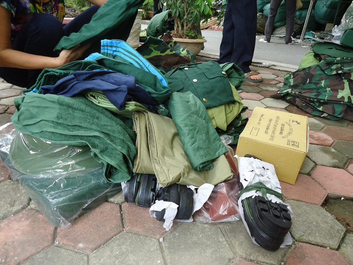 Hãy xem các em nhận được những gì nào? Một cái ba lô này, một áo mưa, 3 đôi giày vải, một đôi giày sĩ quan, 2 cái khăn mặt, 3 bộ quần áo lót, 2 bộ quần áo K03, một bộ sĩ quan K08… Hãy xem các em nhận được những gì nào? Một cái ba lô này, một áo mưa, 3 đôi giày vải, một đôi giày sĩ quan, 2 cái khăn mặt, 3 bộ quần áo lót, 2 bộ quần áo K03, một bộ sĩ quan K08…