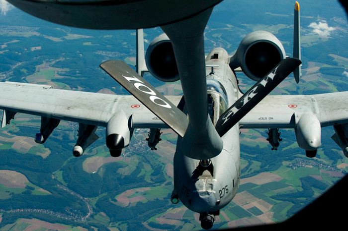 Chiến đấu cơ A-10 Thunderbolt II được tiếp nhiên liệu từ máy bay chở dầu KC-135 Stratotanker tại căn cứ Không quân Spangdahlem, Đức.