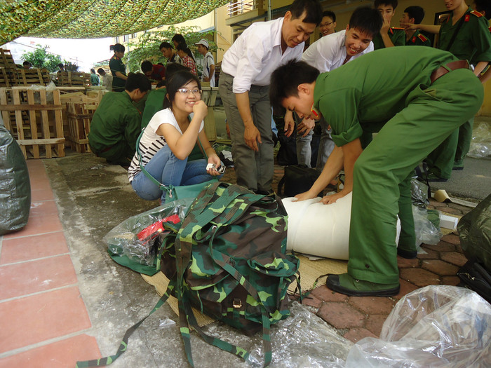 Chiếc chăn bông tuy cồng kềnh nhưng không khó để buộc nó vào ba lô. Được sự giúp đỡ của những người đi trước, mọi việc có vẻ trở nên rất đơn giản với các em. Chiếc chăn bông tuy cồng kềnh nhưng không khó để buộc nó vào ba lô. Được sự giúp đỡ của những người đi trước, mọi việc có vẻ trở nên rất đơn giản với các em.